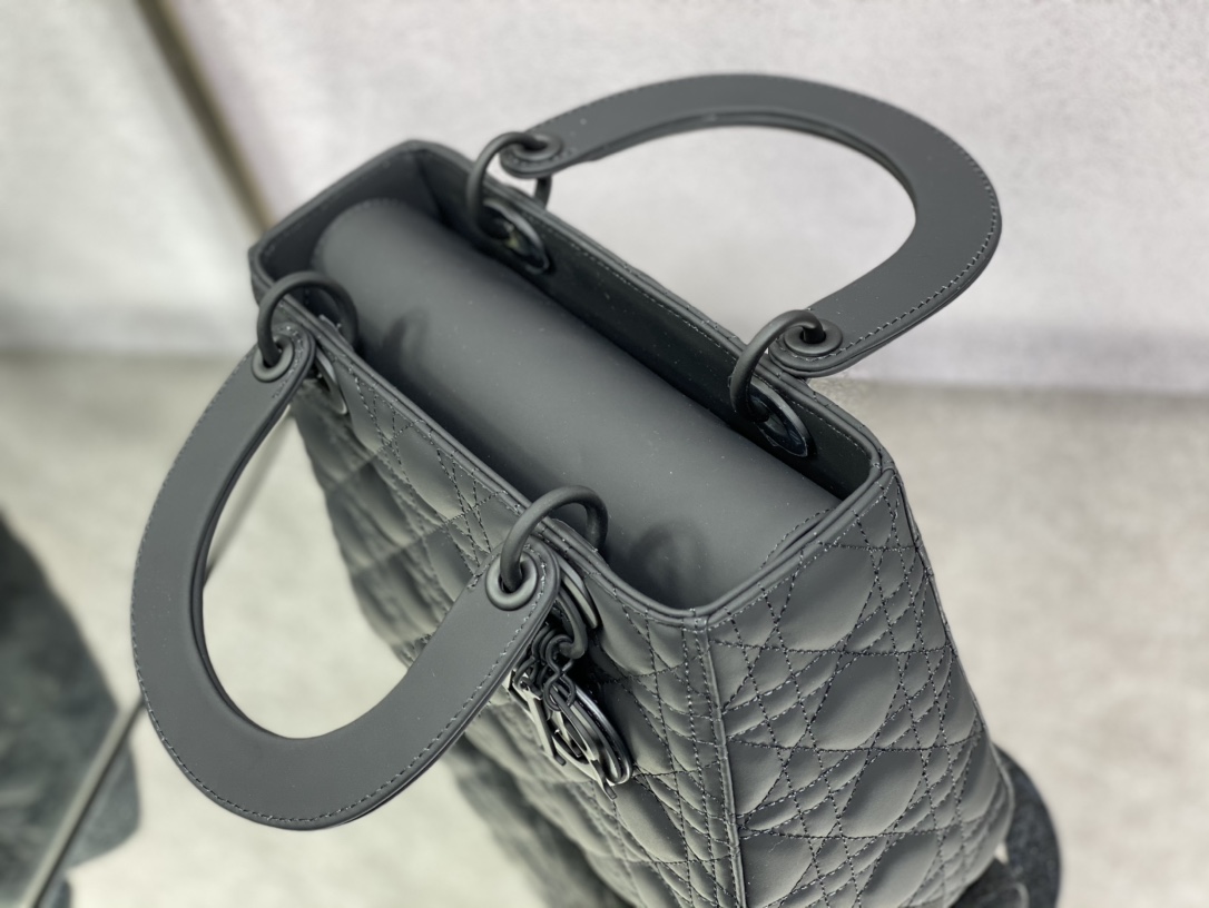 Handbag Dior size 24 cm - vstockx