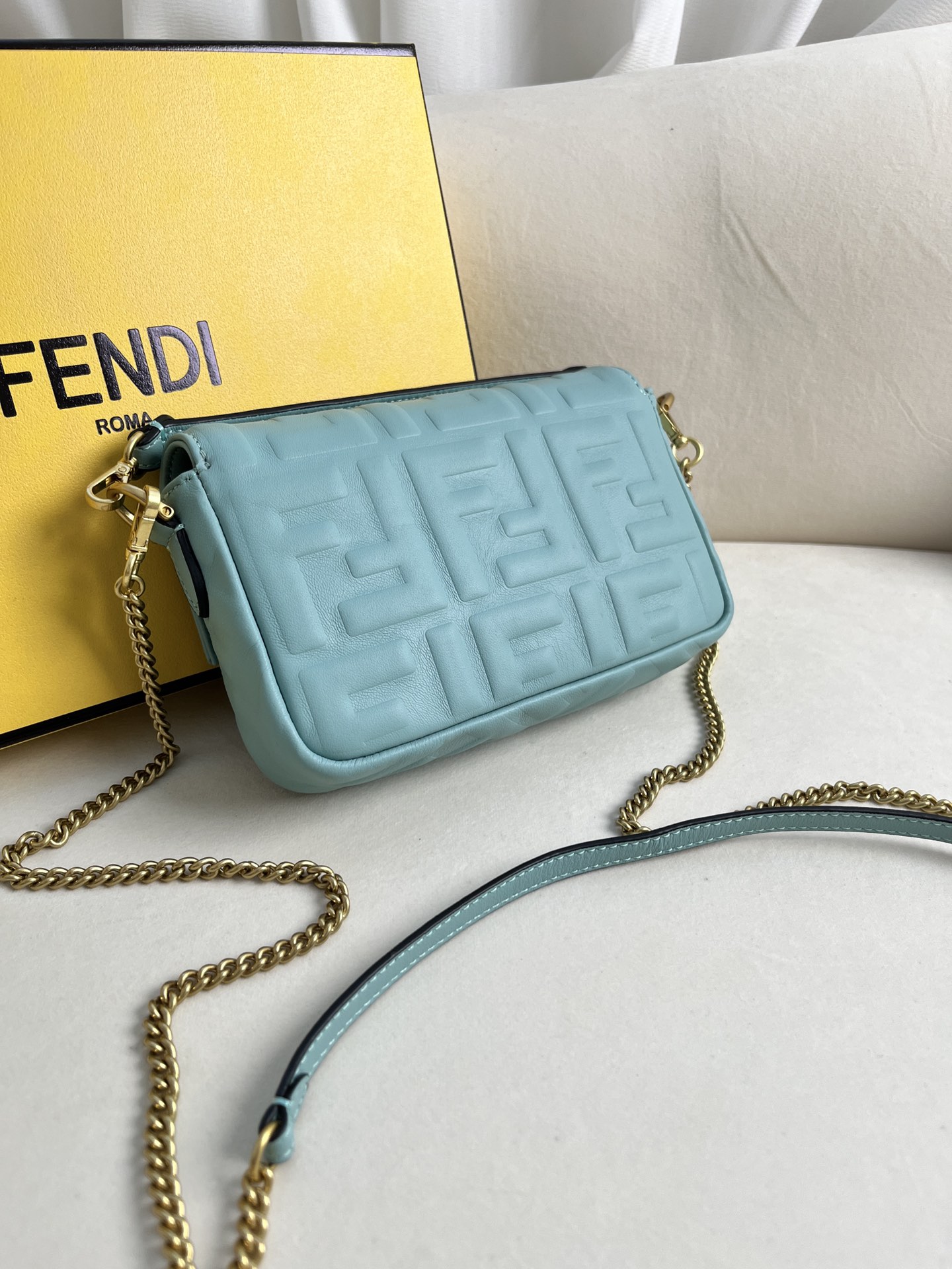handbags FENDI 212 size:19*11.5*4cm - vstockx