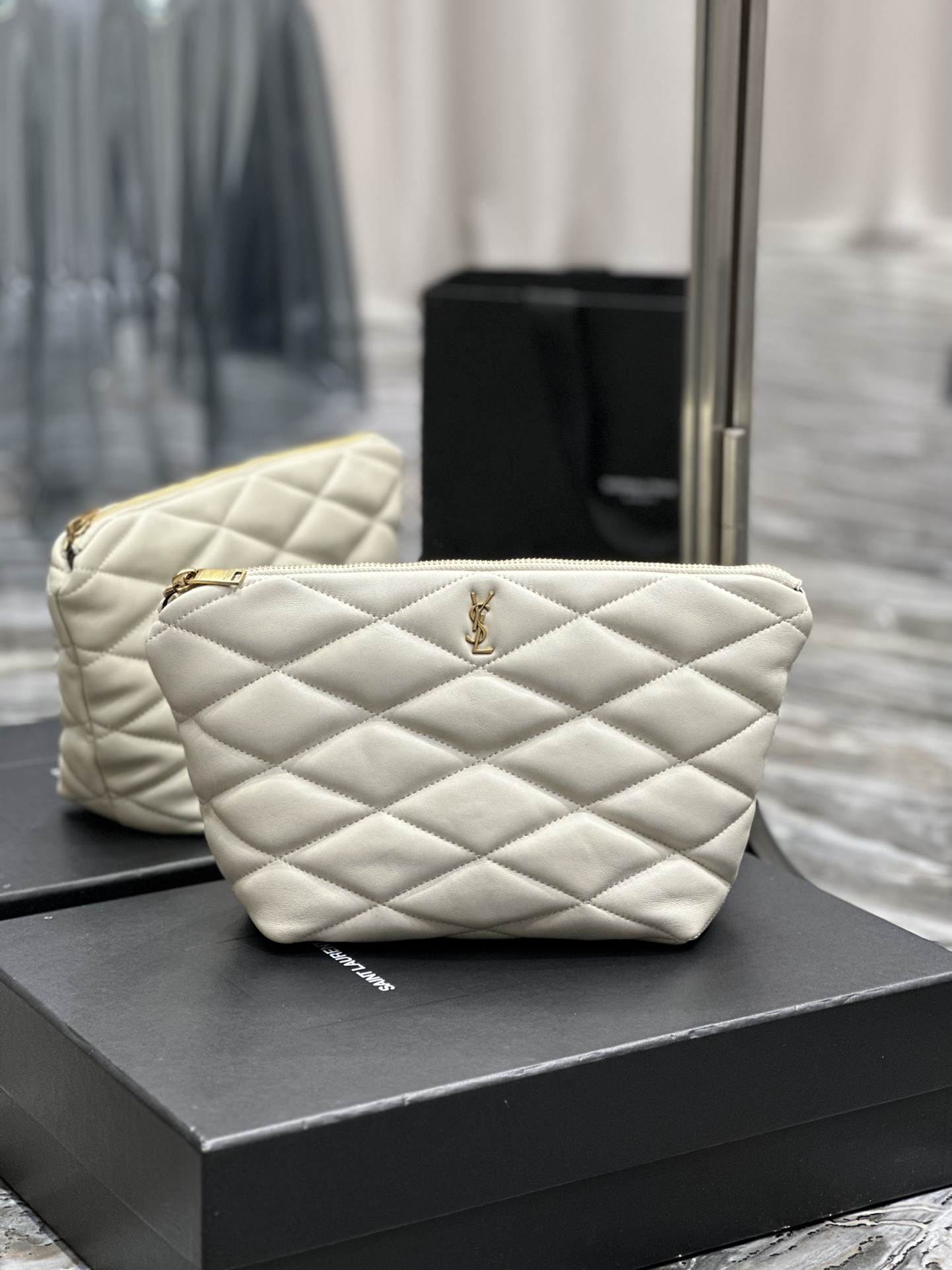 Handbags SAINT LAURENT 696779 size 26x19x11 cm - vstockx