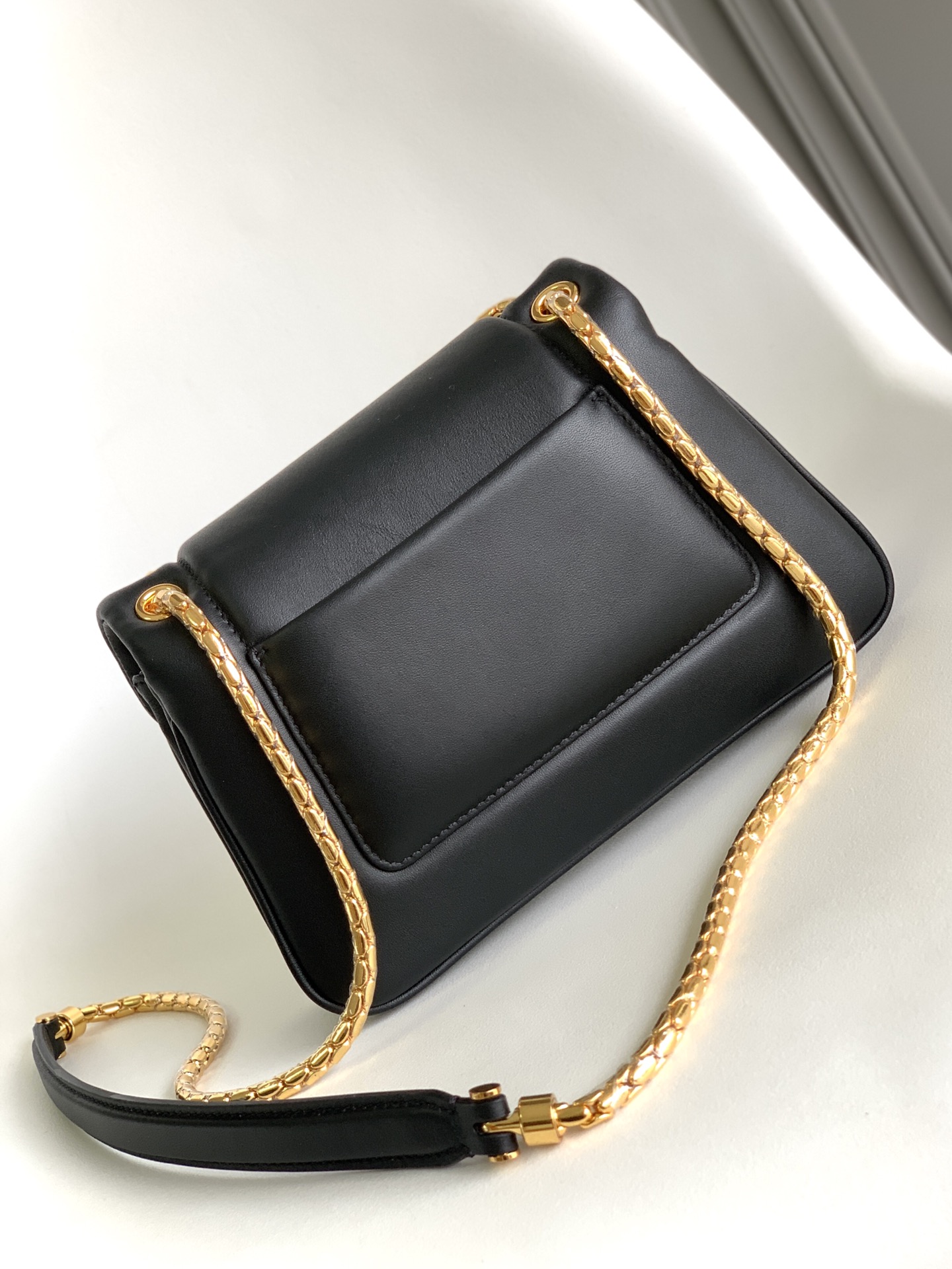 Handbags Bvlgari SERPENTI REVERSE size:22.5*15*7 cm - vstockx