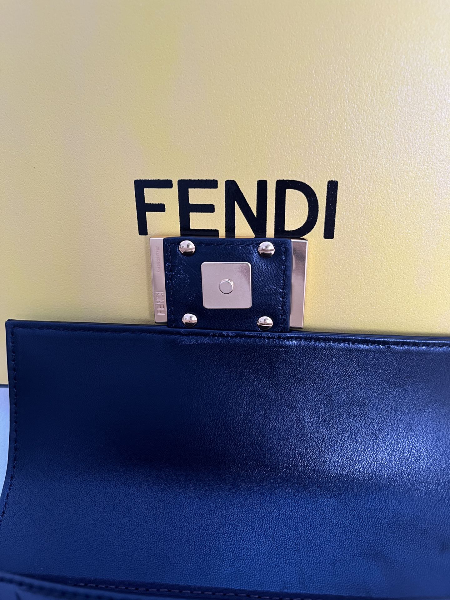 handbags FENDI 212 size:19*11.5*4cm - vstockx