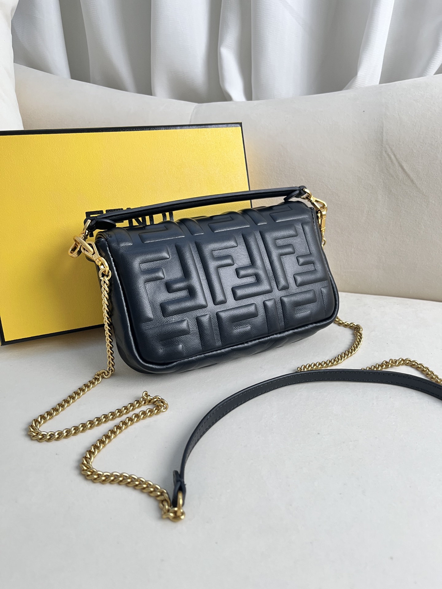 handbags FENDI 212 size:19*11.5*4cm - vstockx