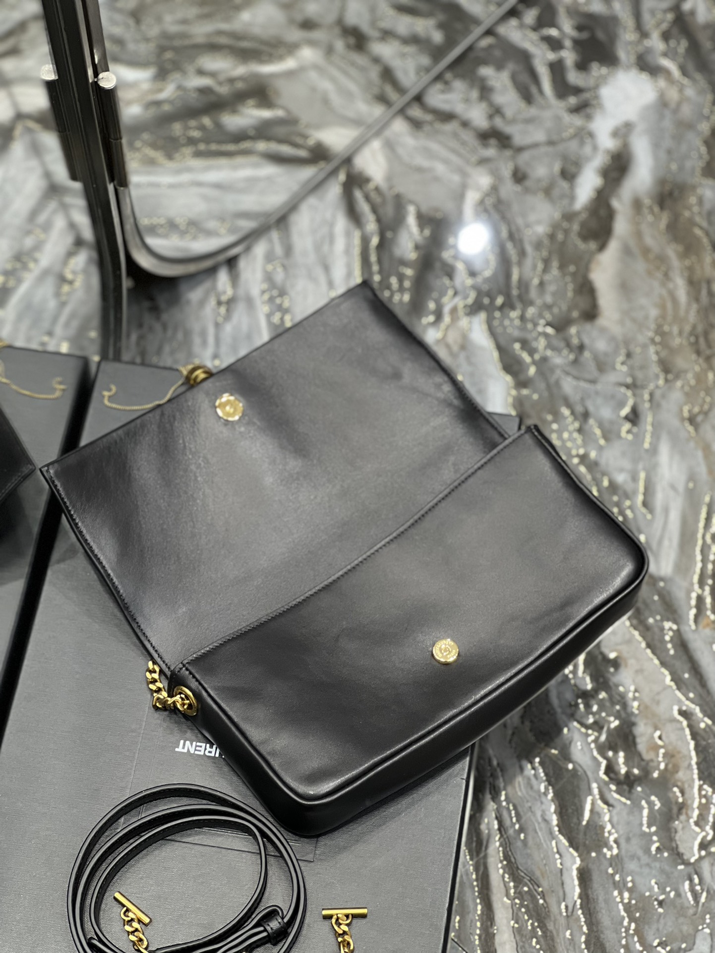 Handbags SAINT LAURENT 604276 size 26x13.5x4.5 cm - vstockx