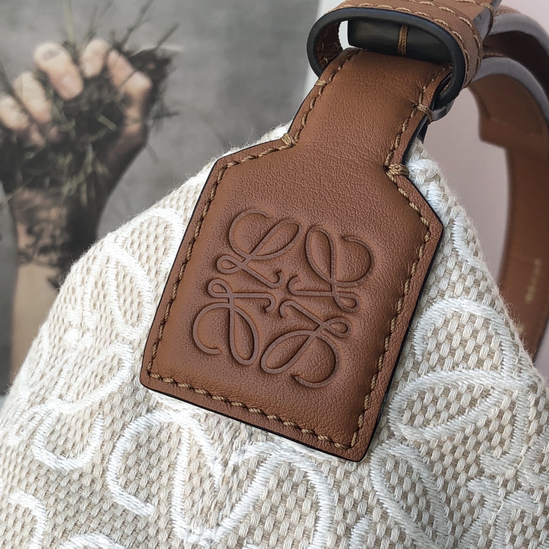 Handbags LOEWE  size:21-12-12.5 cm - vstockx