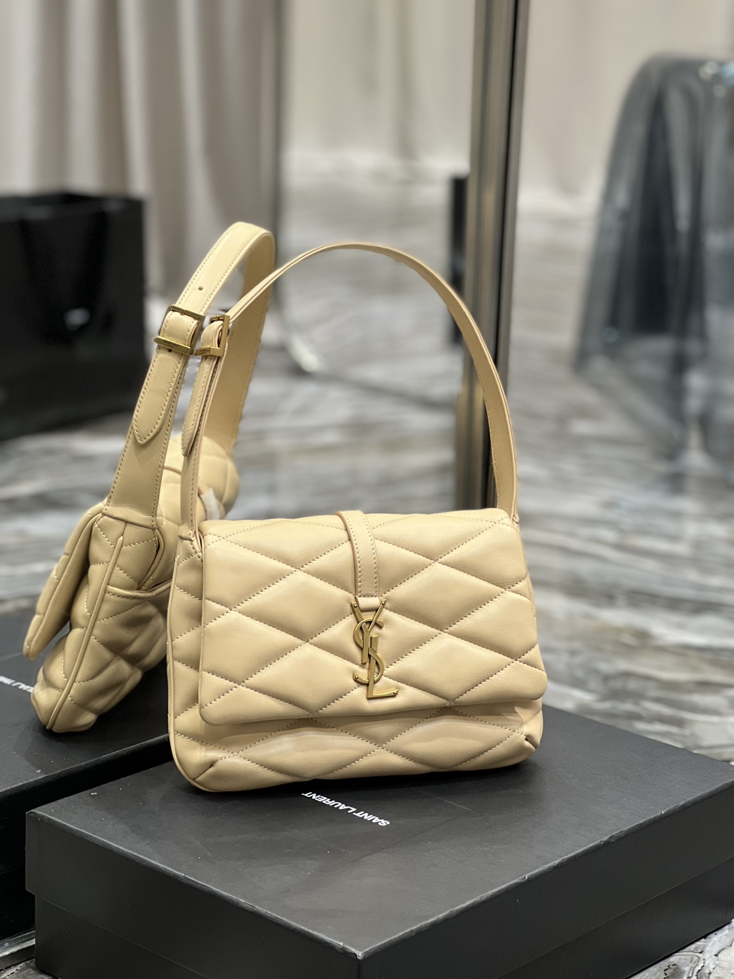 Handbags SAINT LAURENT 698567 size 24  18  5.5 cm - vstockx