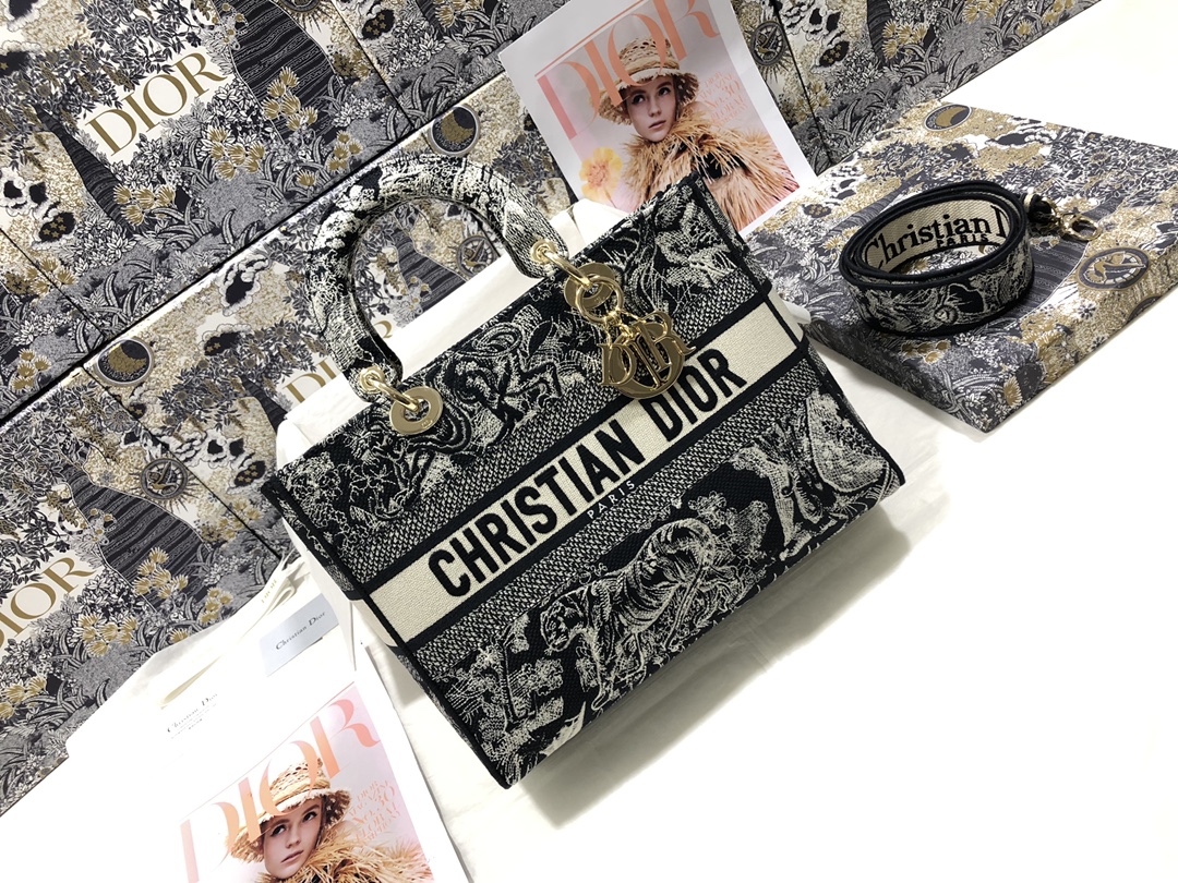Handbag Dior M0566 size 32 x 25 x 11 cm - vstockx
