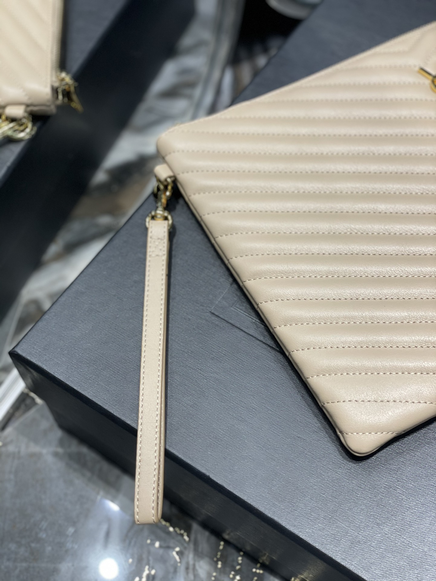 Handbags SAINT LAURENT 440222 size 36x24.5x2.5 cm - vstockx