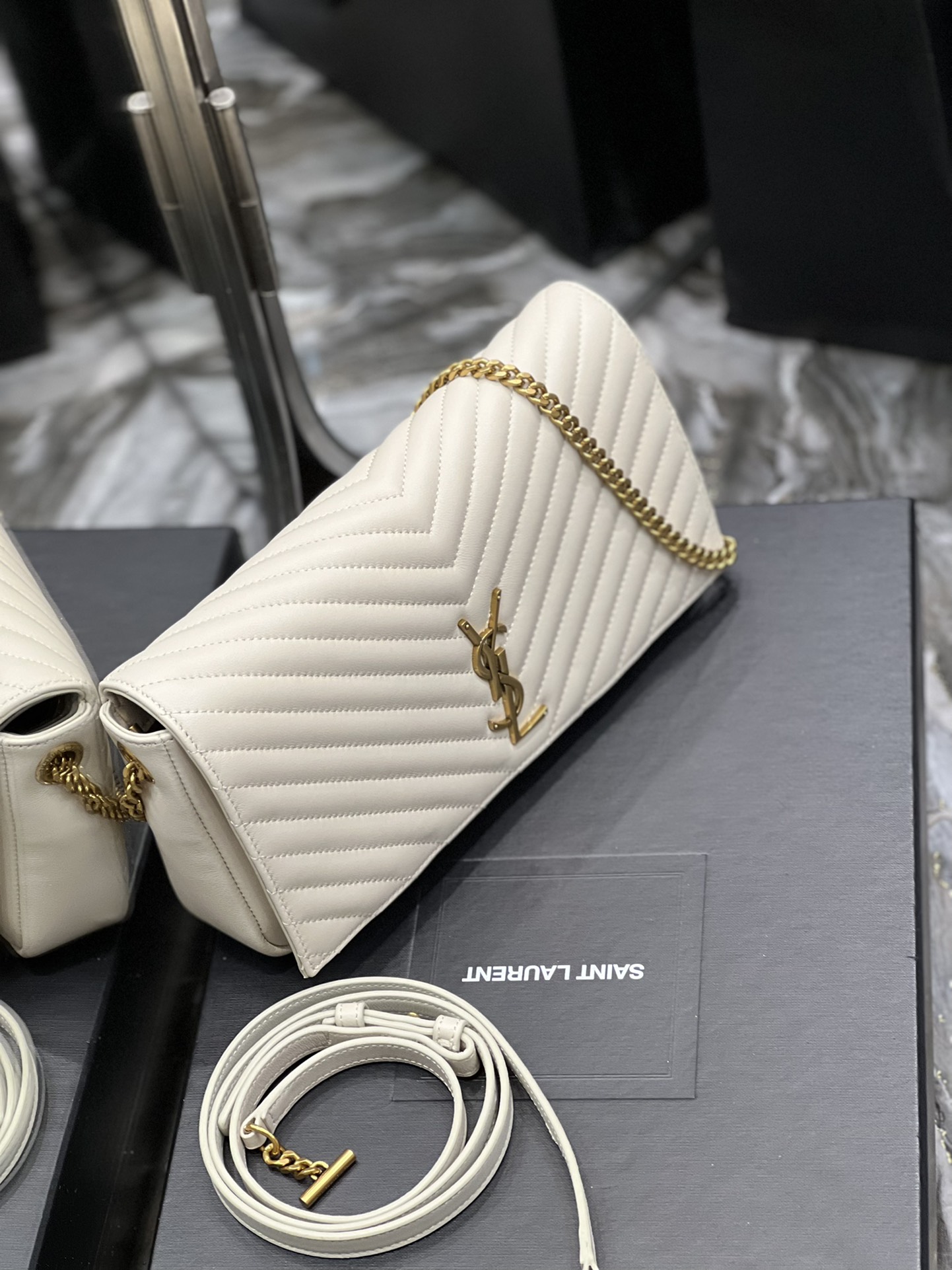 Handbags SAINT LAURENT 604276 size 26x13.5x4.5 cm - vstockx