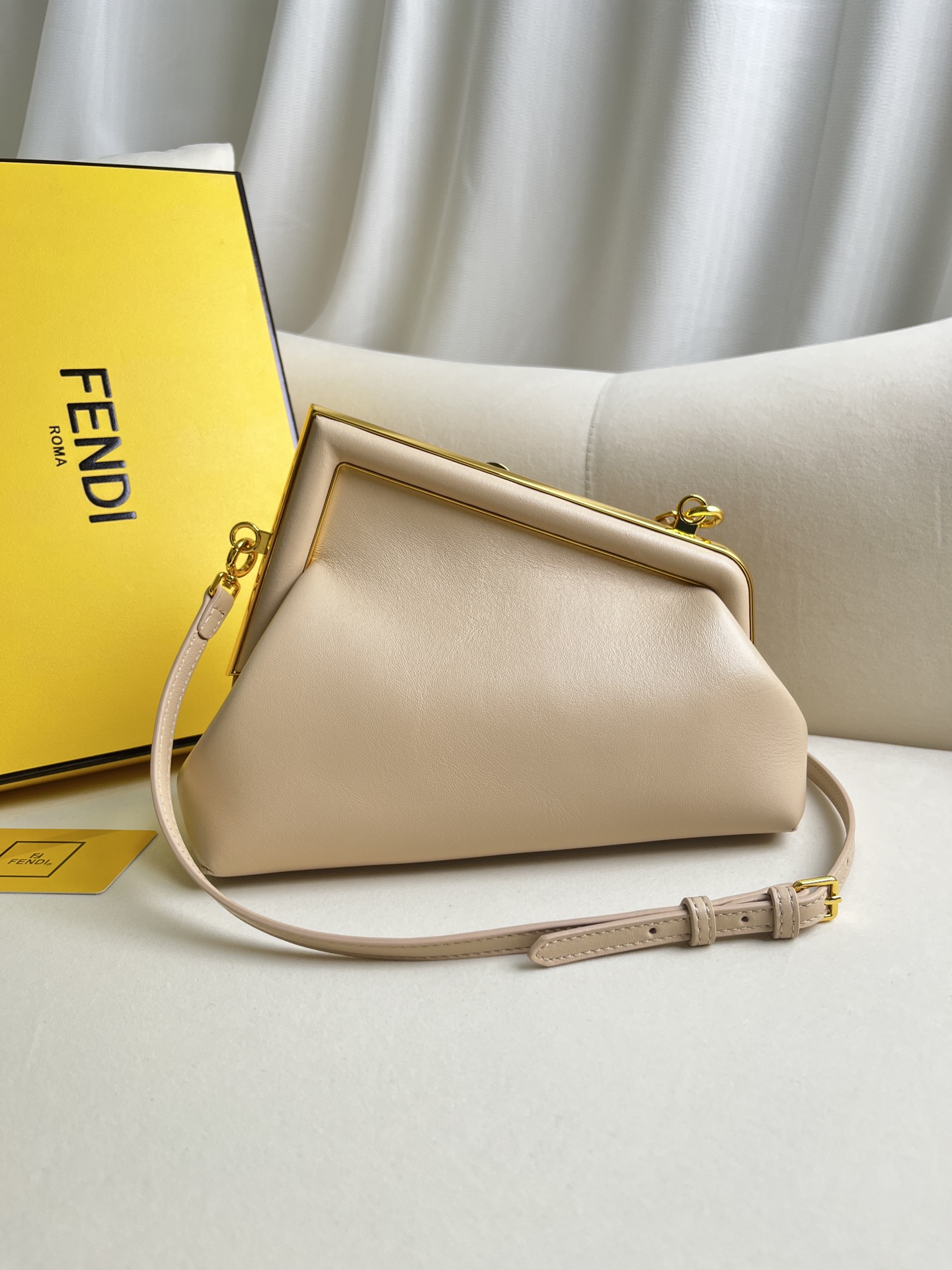 handbags FENDI 2218 size:18*26*9.5cm - vstockx