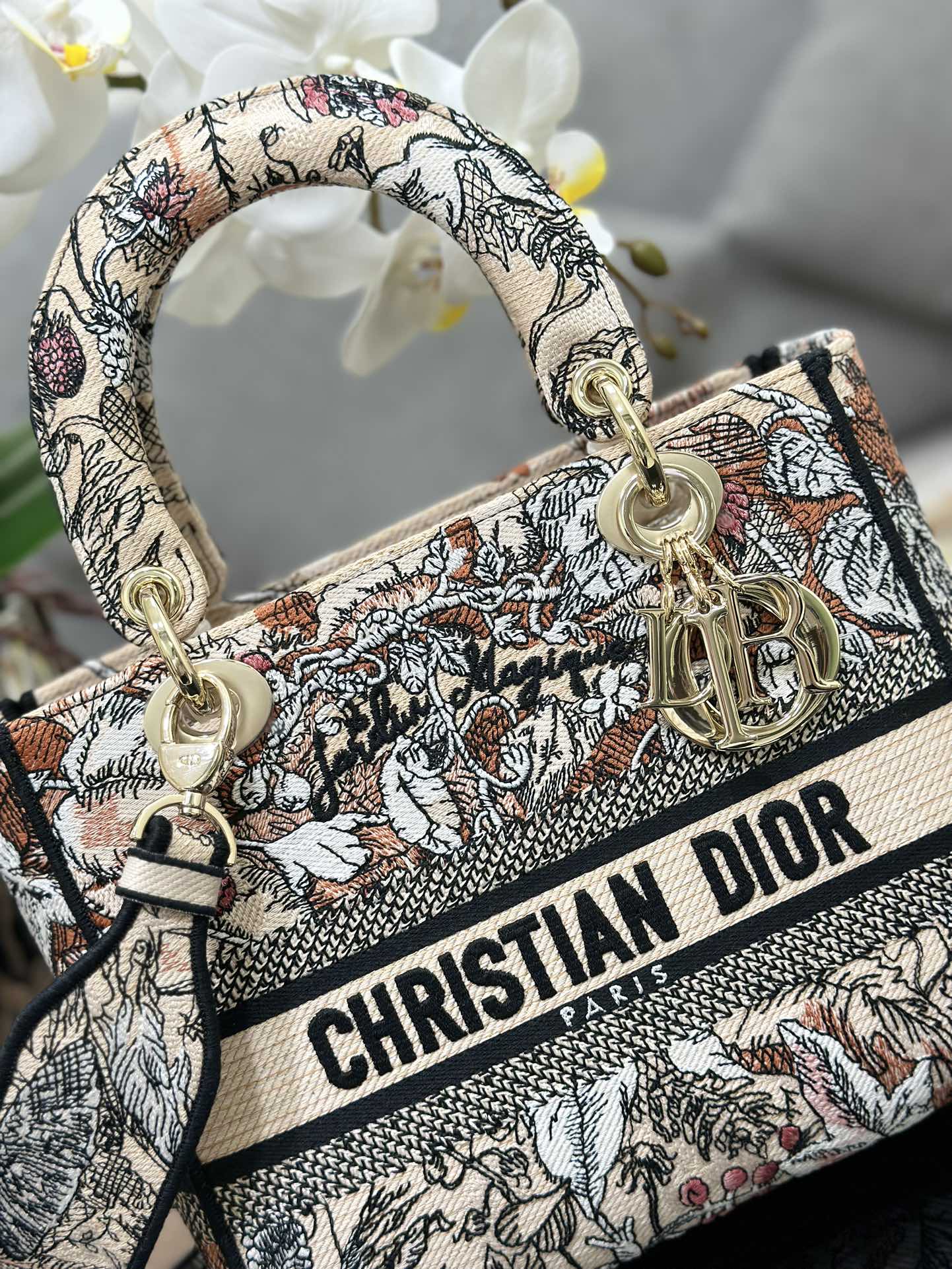 Handbag Dior M0565 size 24 x 20 x 11 cm - vstockx