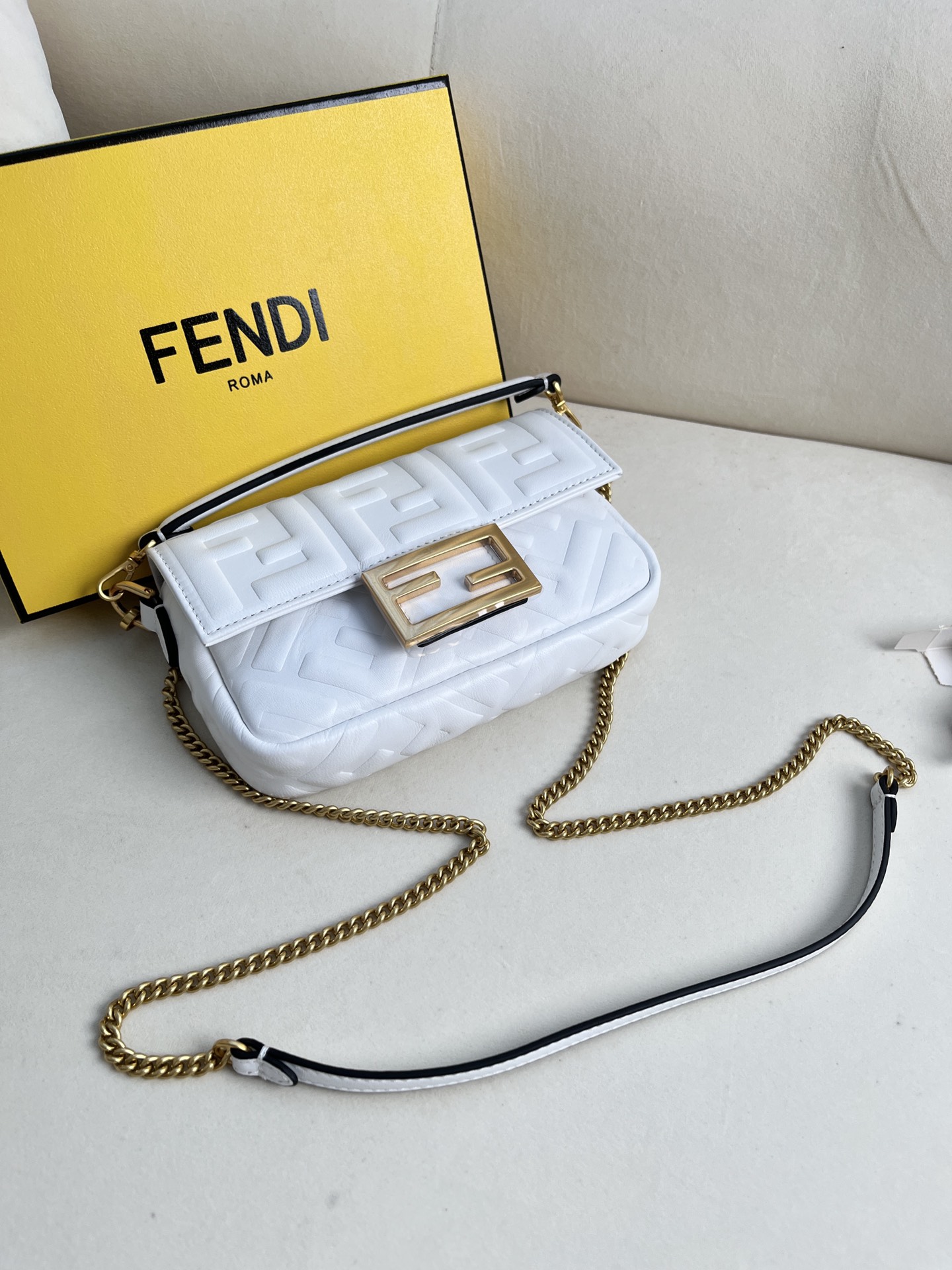 handbags FENDI 212 size:19*11.5*4cm - vstockx