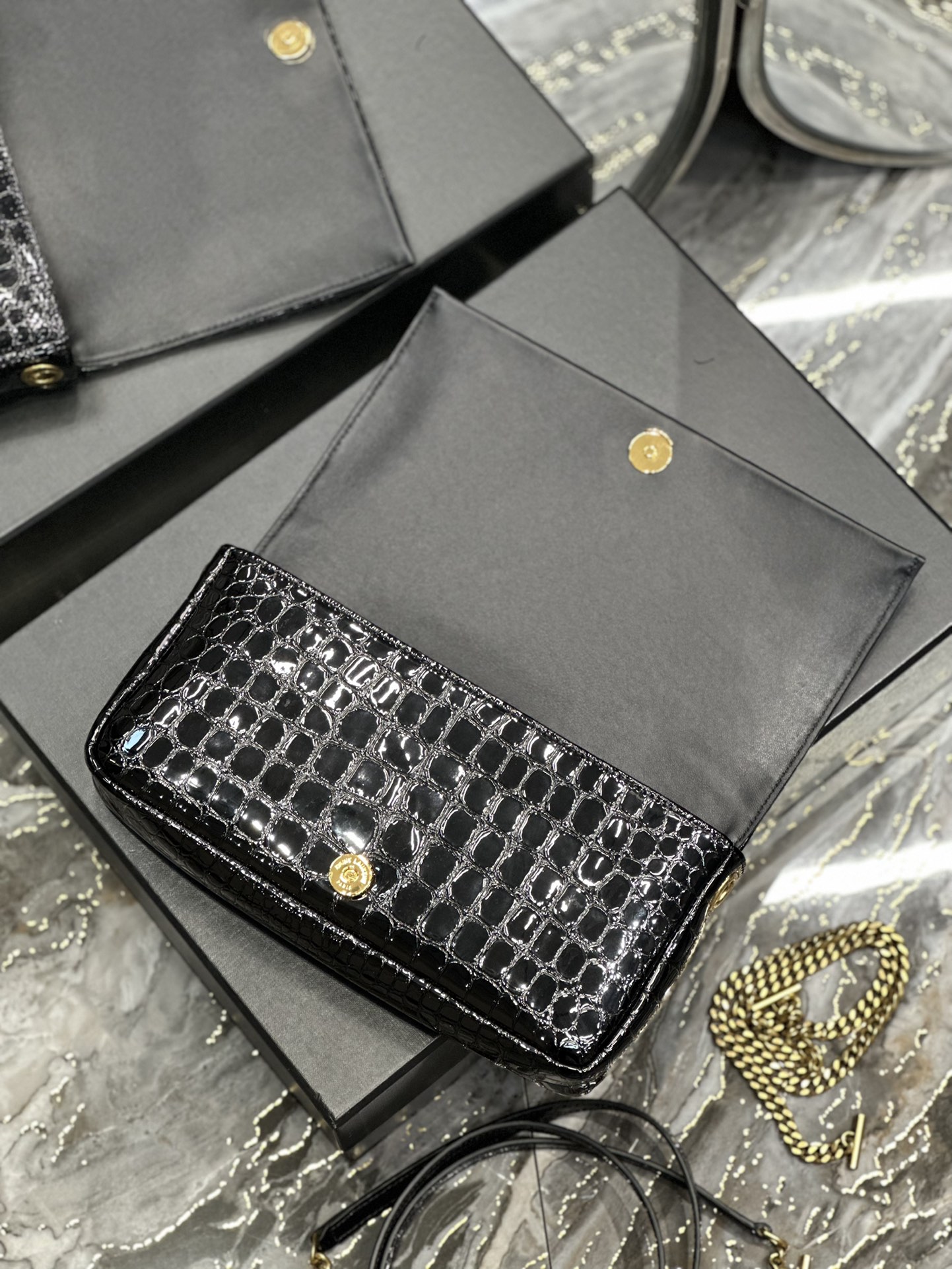 Handbags SAINT LAURENT 604276 size 26x13.5x4.5 cm - vstockx