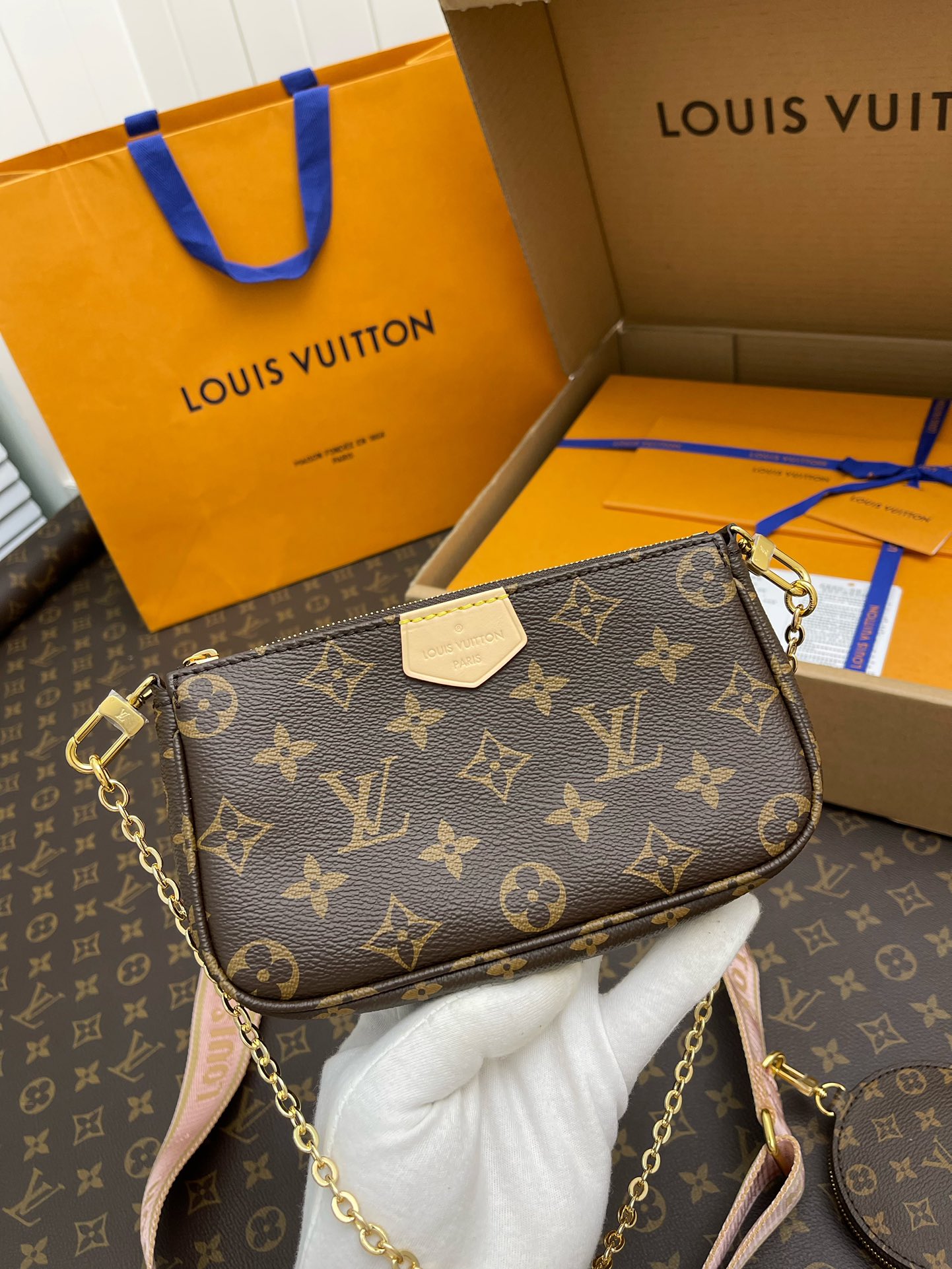 Handbags Louis Vuitton M44813 size:24*13.5*4 cm - vstockx
