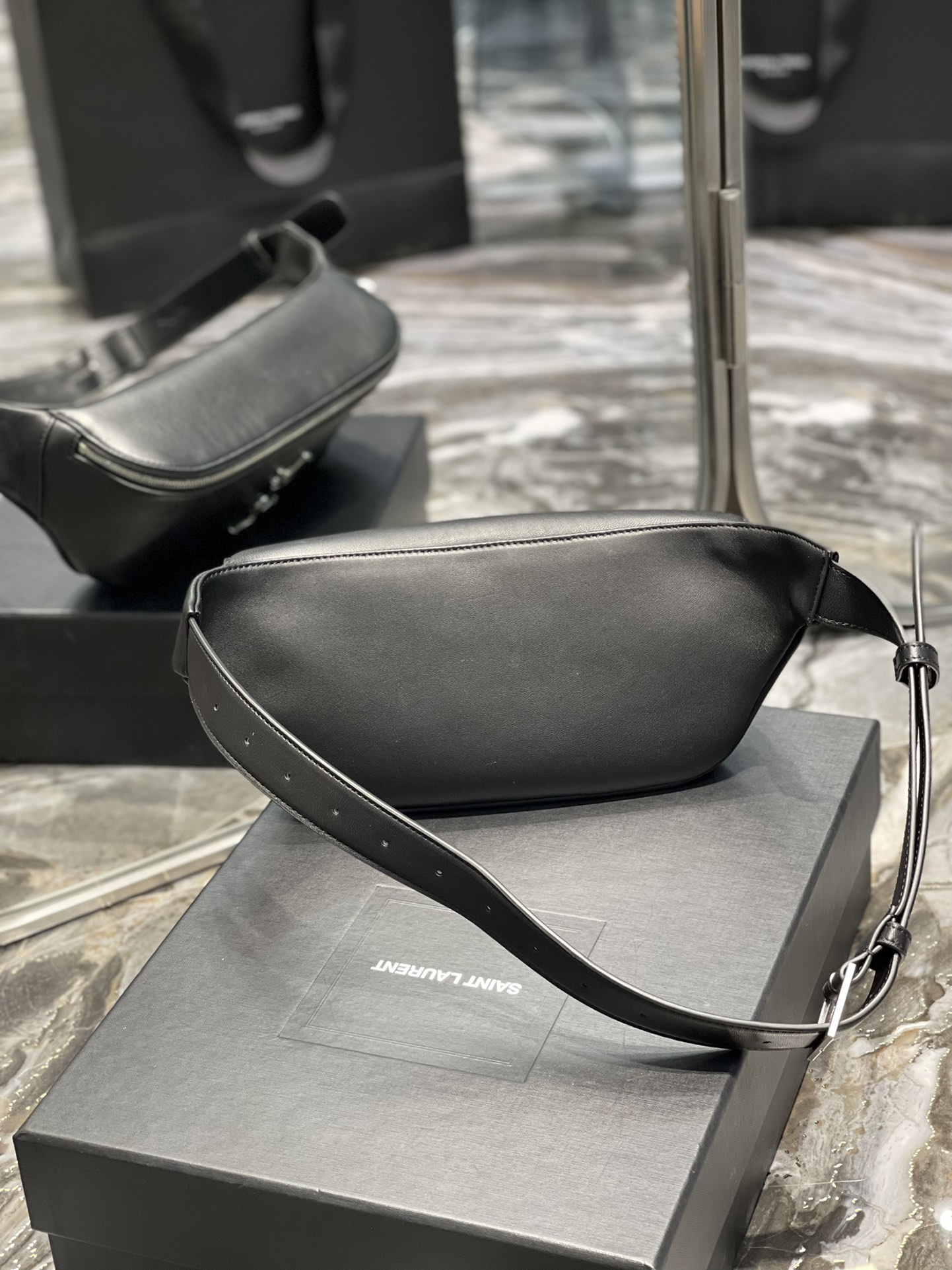 Handbags SAINT LAURENT 569737 size 25  14  3.5 cm - vstockx