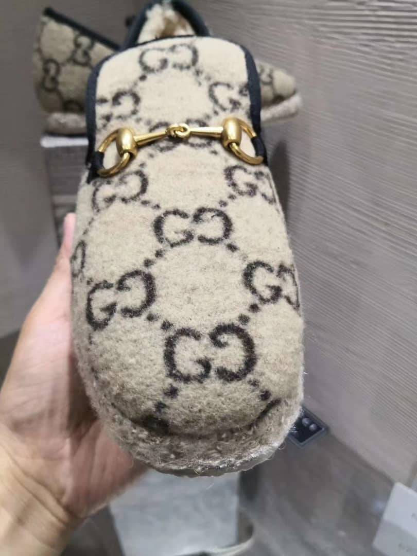 GUCCI Retro horses buckle loaf shoes beige - vstockx