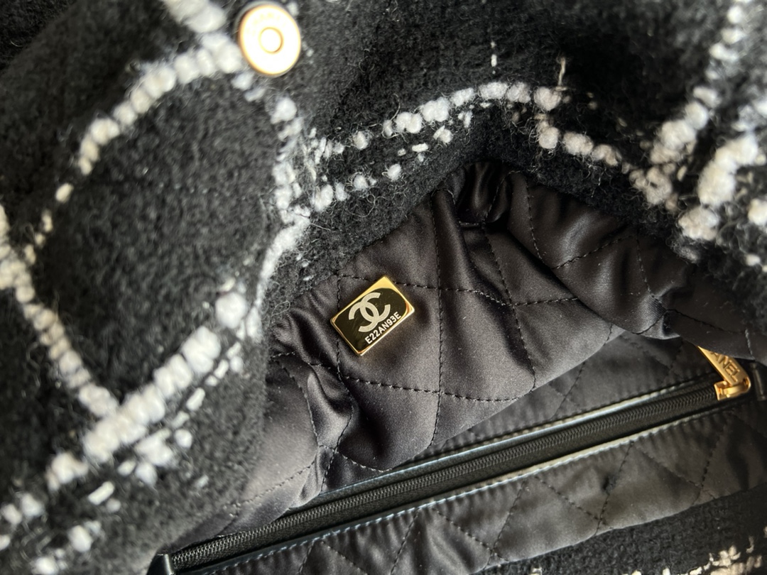 Handbag Chanel 3261 size 39cmx42cmx8 cm - vstockx