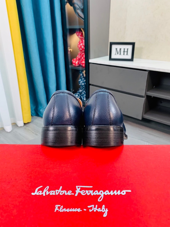 Salvatore Ferragamo Boots 31 - vstockx