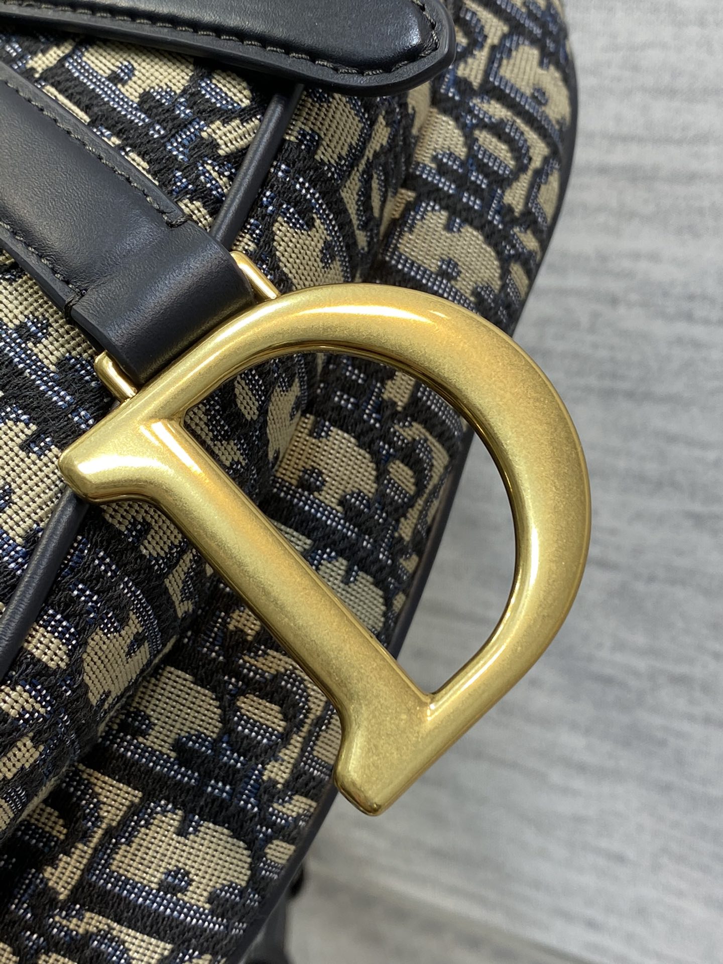 Handbag Dior 3351 size 24  6  18 cm - vstockx