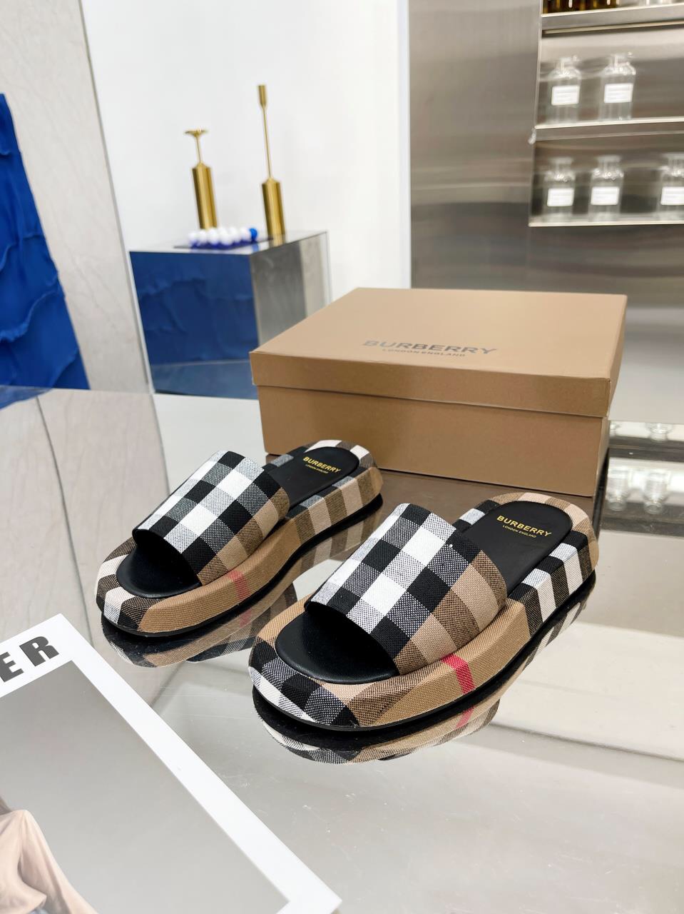 BURBERRY Buckingham Slides WOMEN 1 - vstockx