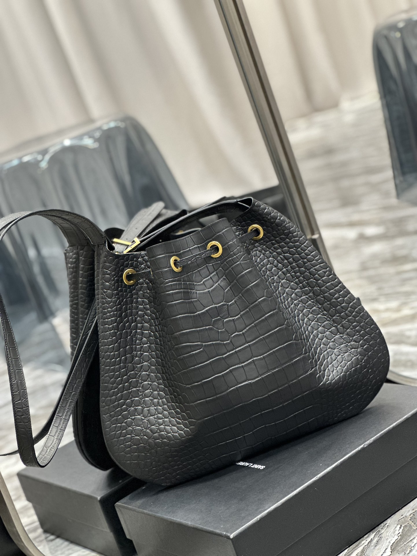 Handbags SAINT LAURENT 697941 size 44  33  2.5 cm - vstockx