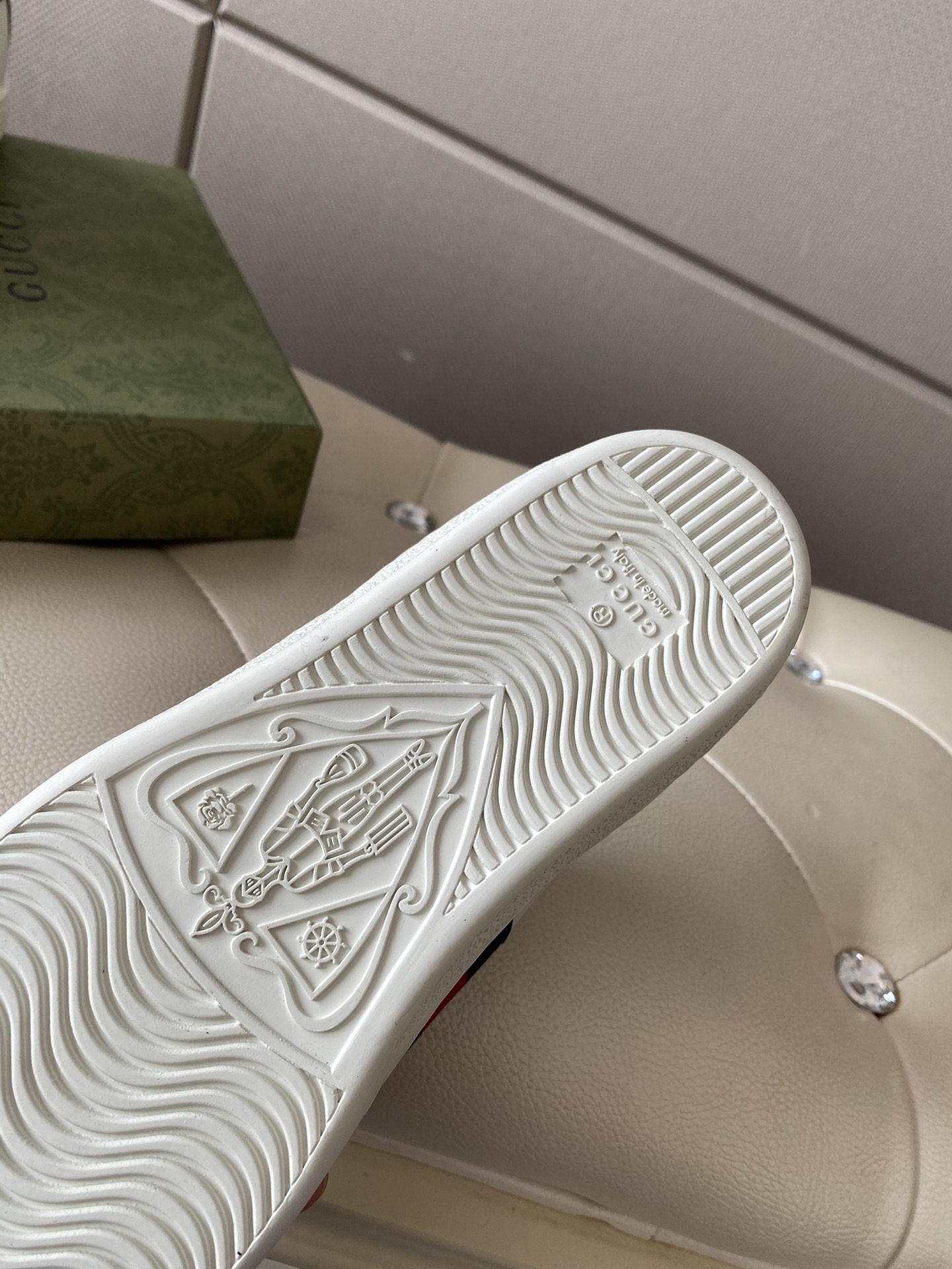 Gucci Women's Ace sneaker with bee sneaker 4 - vstockx