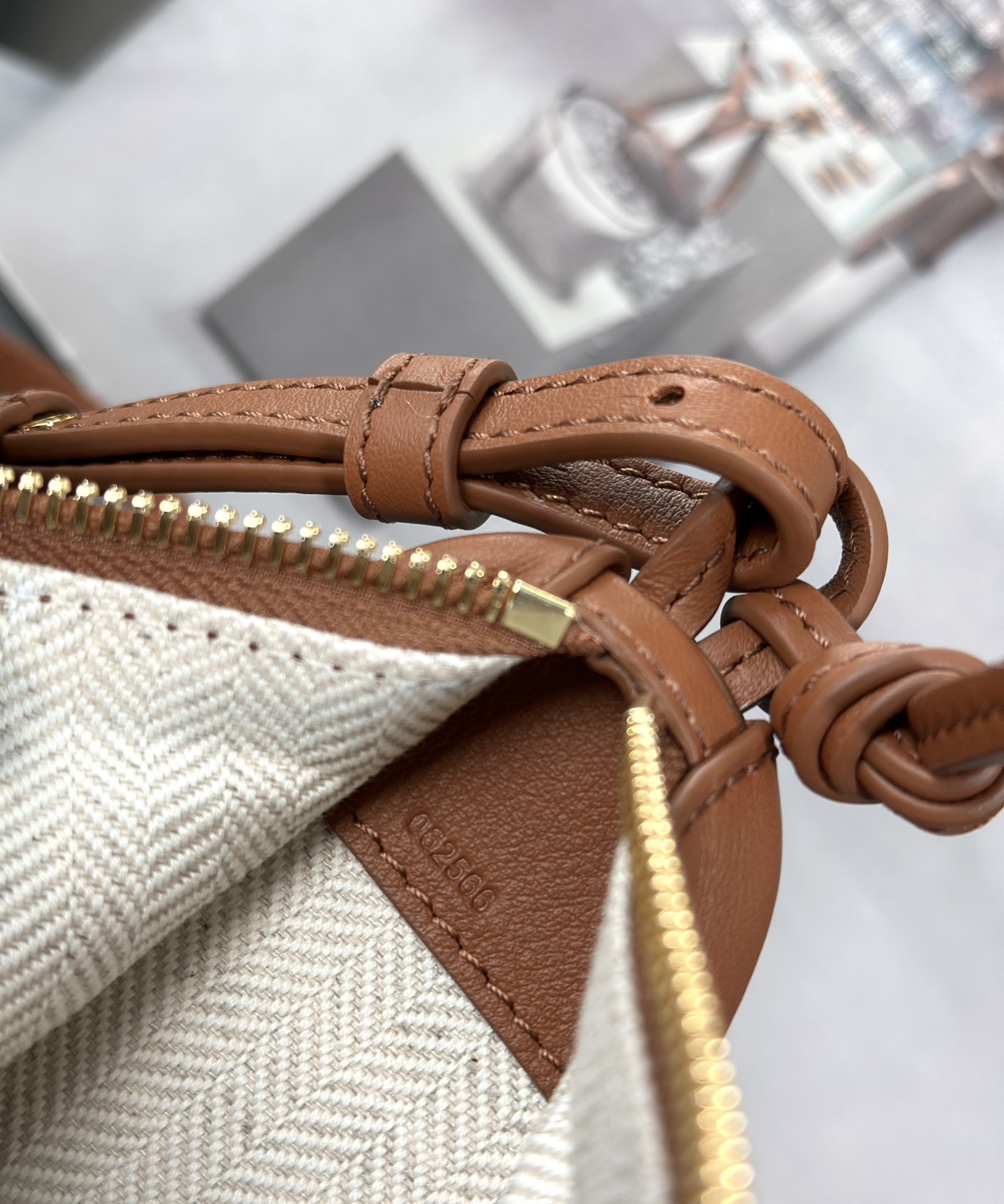 Handbags LOEWE   size:28-17-9.5 cm - vstockx