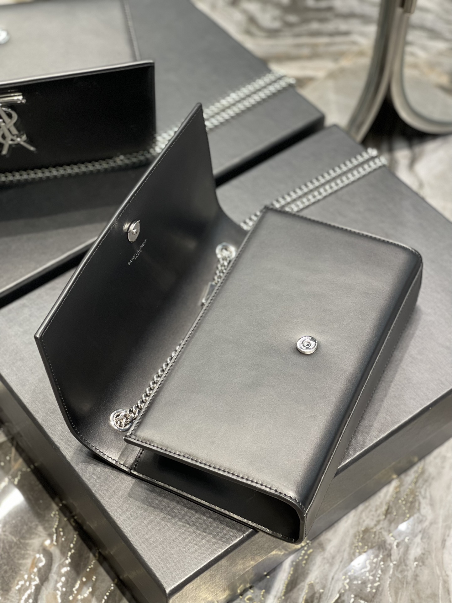 Handbags SAINT LAURENT 364021 size 24x14.5x5 cm - vstockx