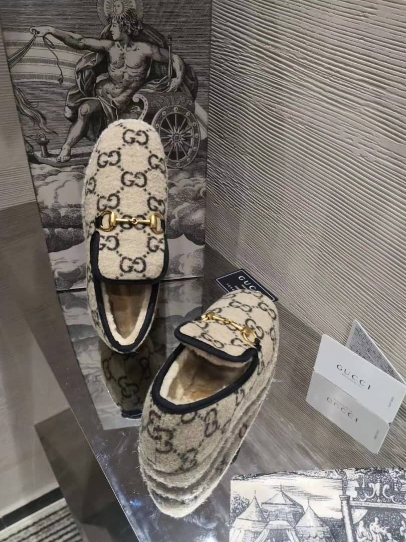 GUCCI Retro horses buckle loaf shoes beige - vstockx