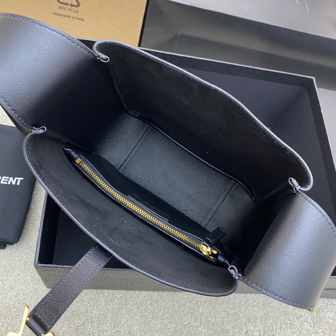 Handbags SAINT LAURENT 713938 size 22x22x10 cm - vstockx
