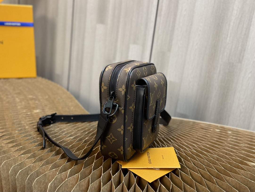 Handbag Louis Vuitton M69405 size 15x17x8 CM - vstockx