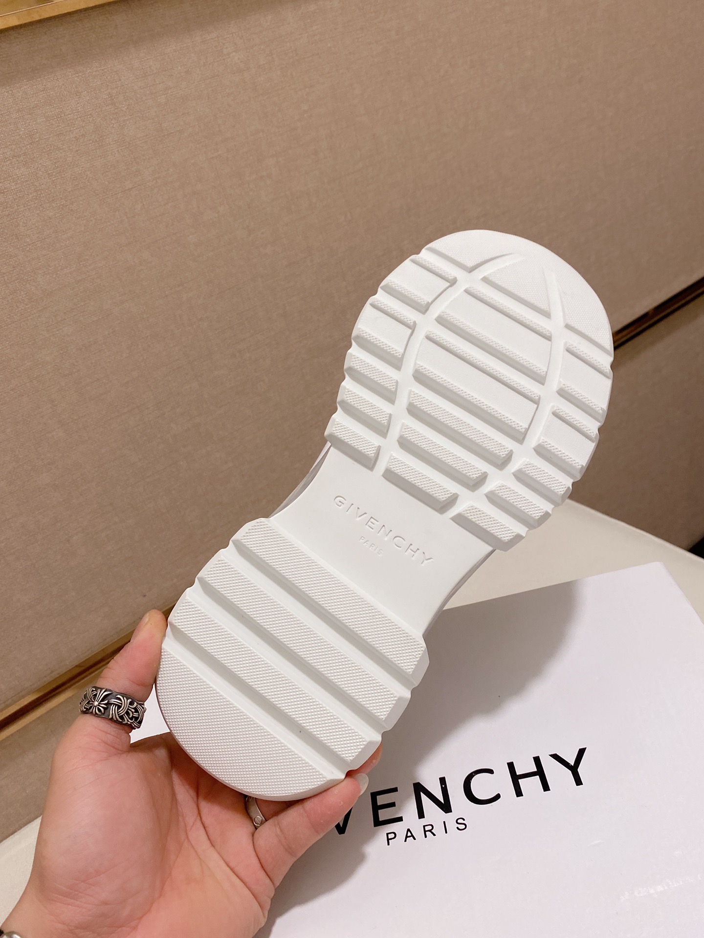 Givenchy Spectre Zip Sneakers 8 - vstockx