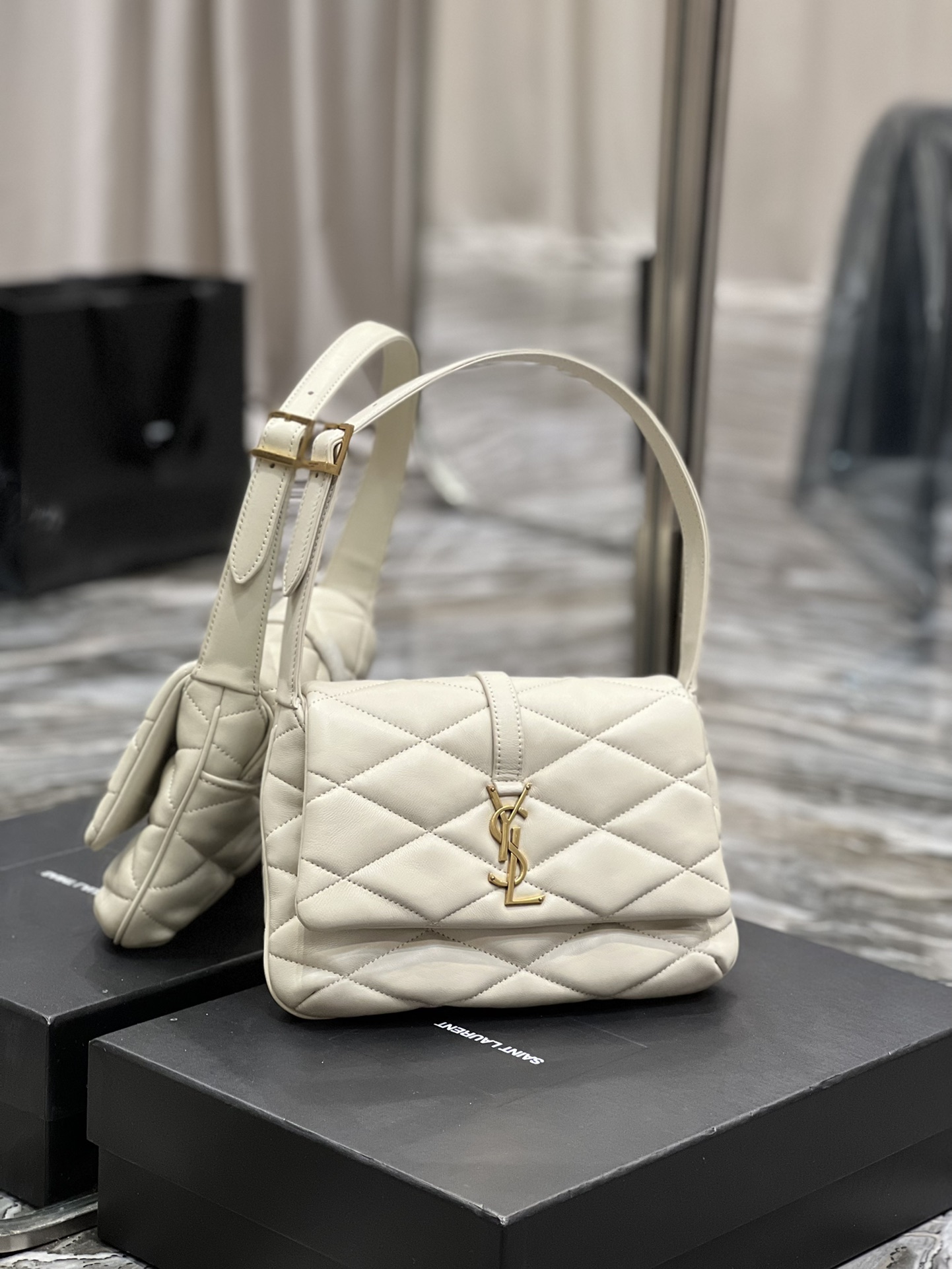 Handbags SAINT LAURENT 698567 size 24  18  5.5 cm - vstockx