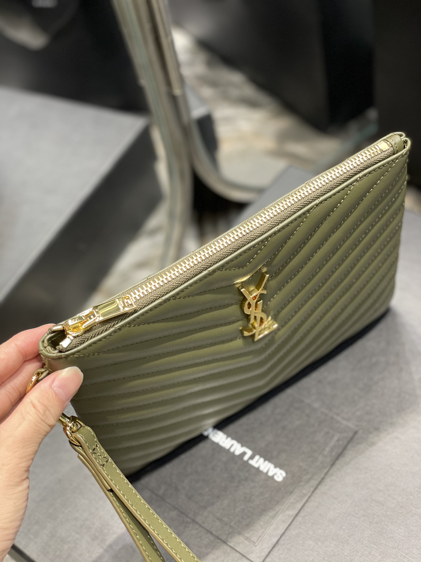Handbags SAINT LAURENT 379039 size 24  17.5  1.5 cm - vstockx