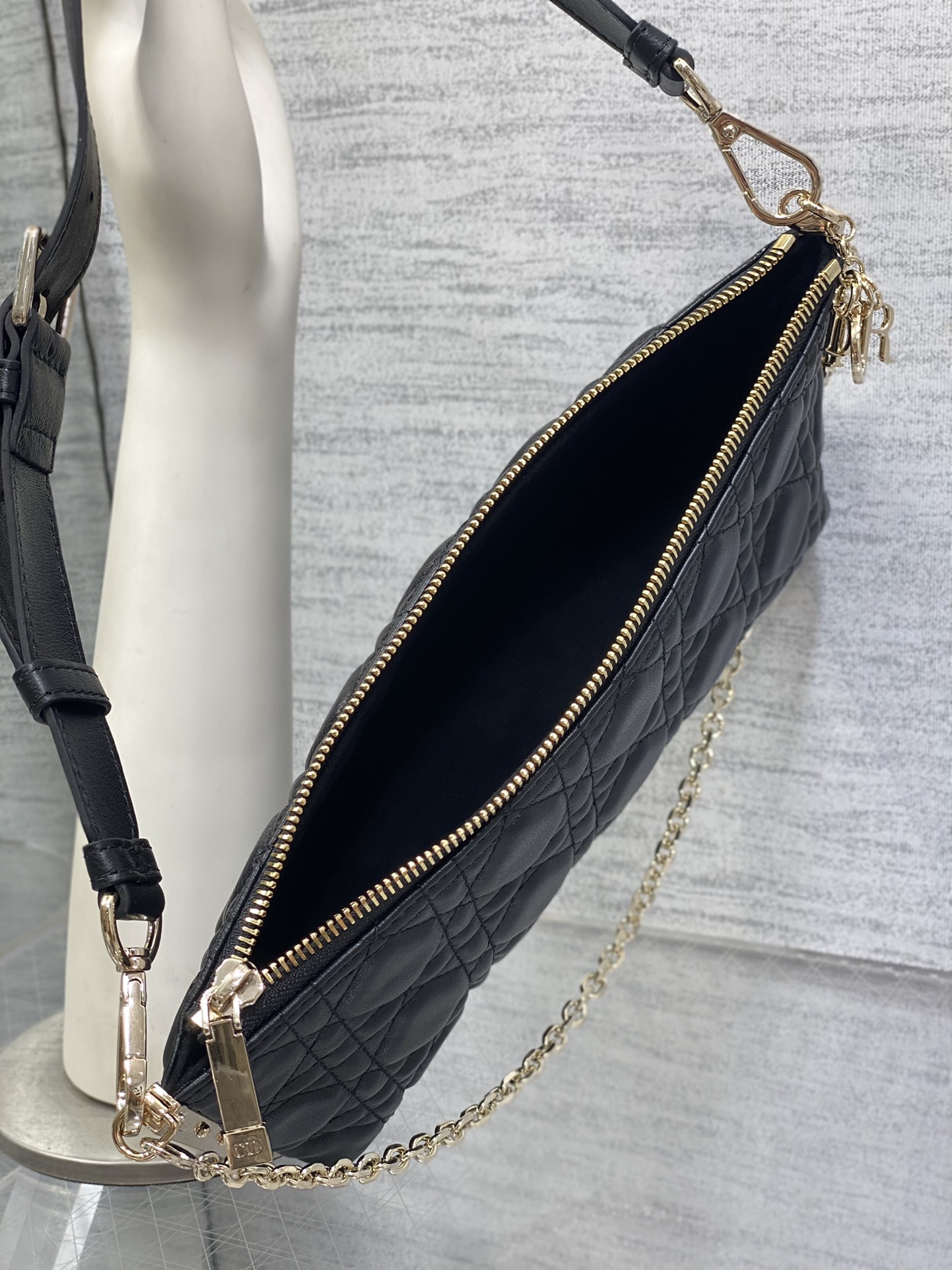 Handbag Dior size 27  12  5 cm - vstockx