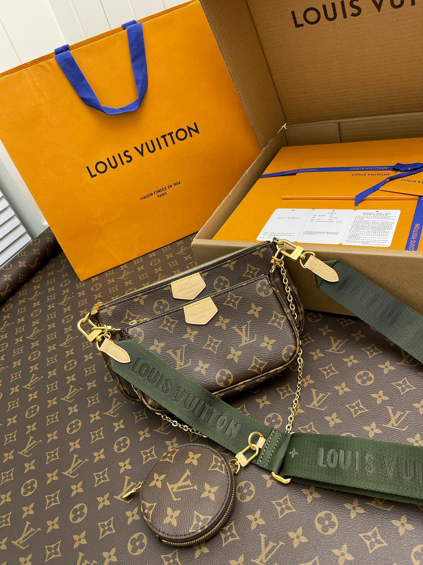Handbags Louis Vuitton M44813 size:24*13.5*4 cm - vstockx
