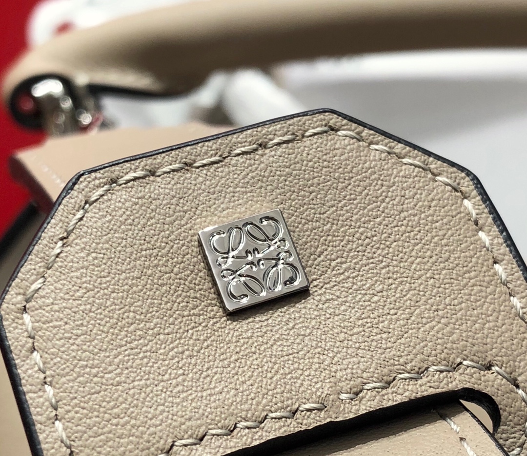Handbags LOEWE Ykk size:29x18x12 cm - vstockx