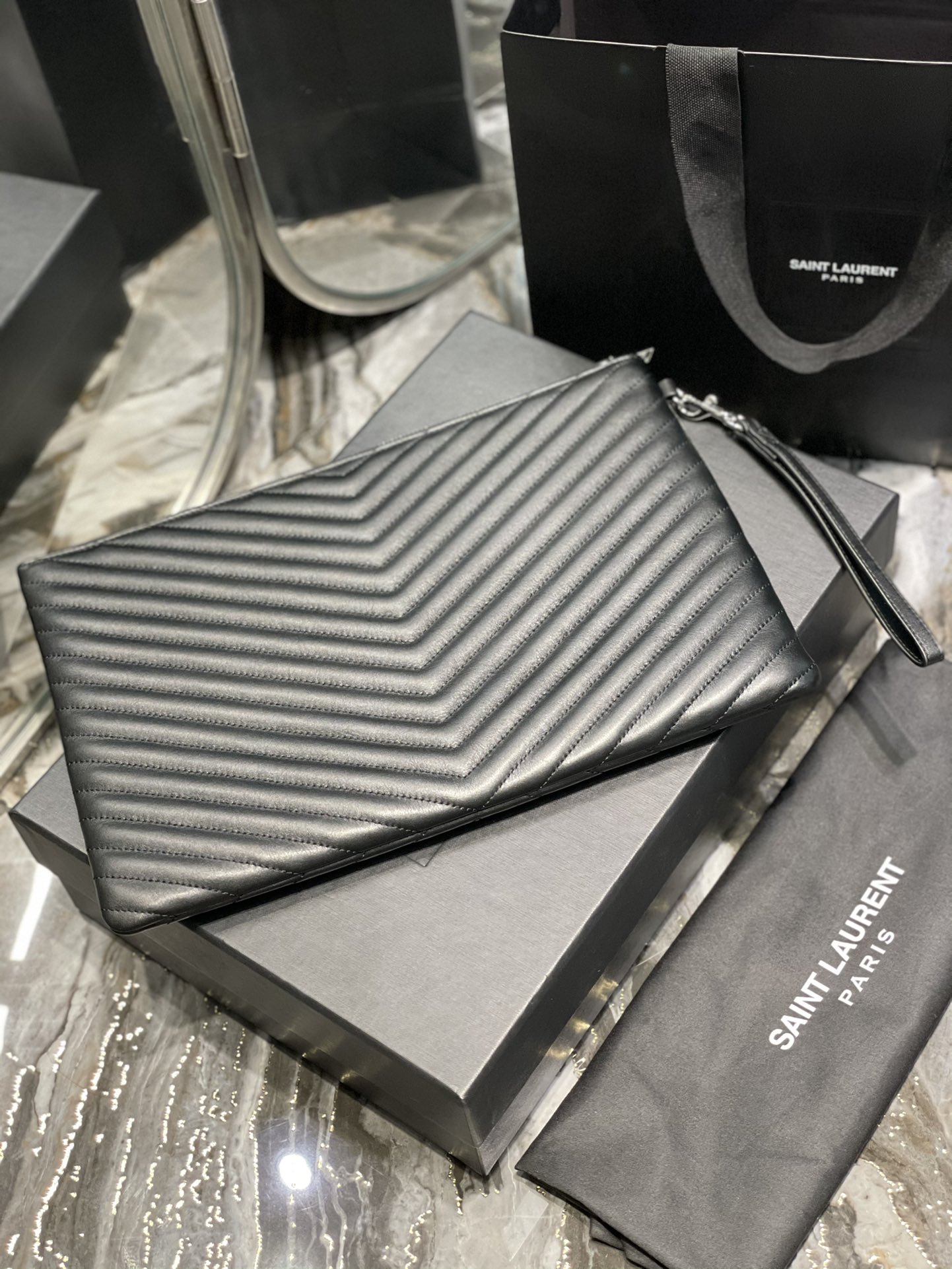 Handbags SAINT LAURENT 440222 size 36x24.5x2.5 cm - vstockx