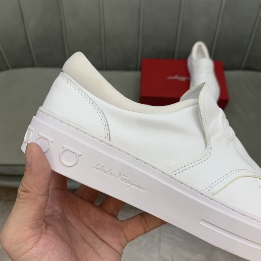 Salvatore Ferragamo Gancini Sneaker 1 - vstockx