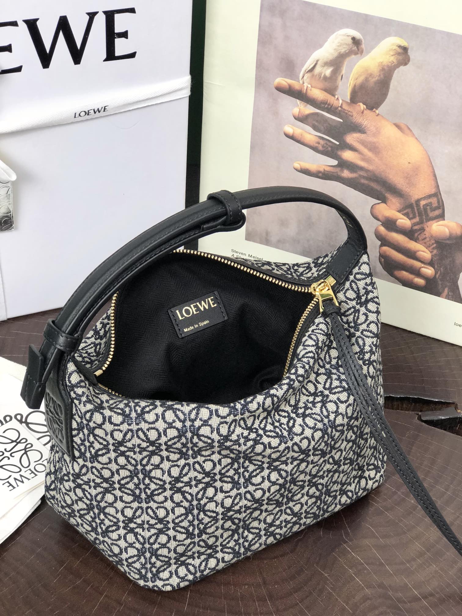 Handbags LOEWE  size:21-12-17 cm - vstockx