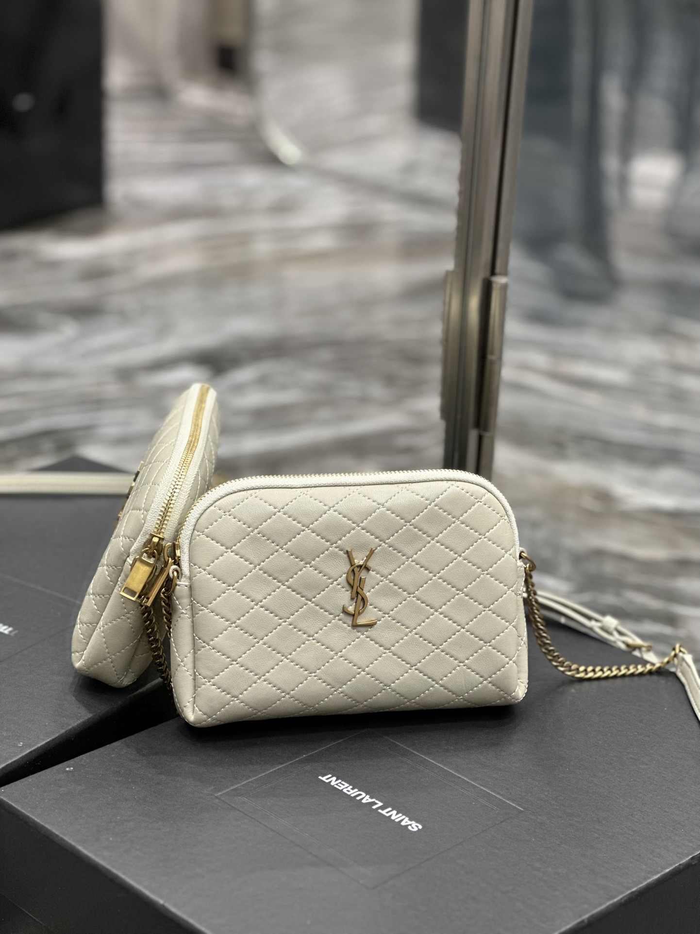 Handbags SAINT LAURENT 733667 size 19x3x3.5 cm - vstockx