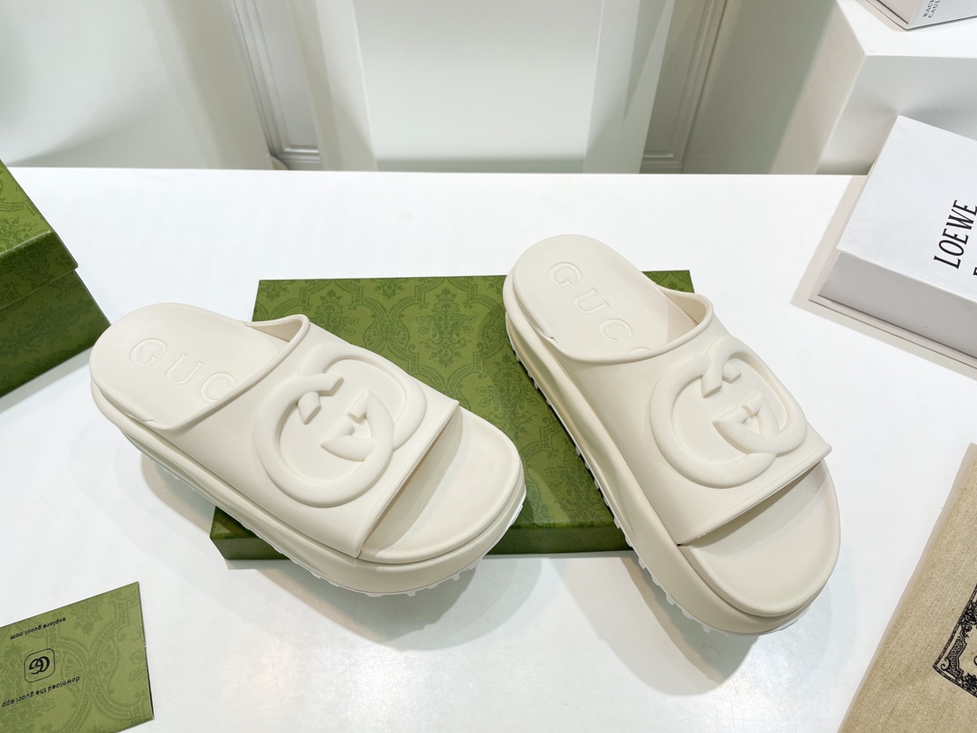 Gucci Women's slide sandal with Interlocking G WOMEN 5 - vstockx