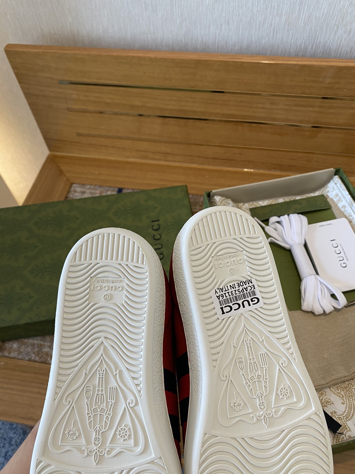 Gucci Women's Ace sneaker with bee sneaker 4 - vstockx