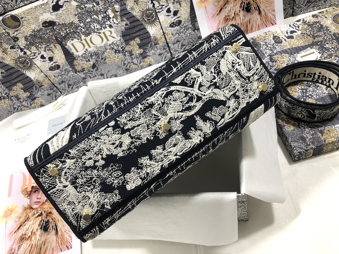 Handbag Dior M0566 size 32 x 25 x 11 cm - vstockx