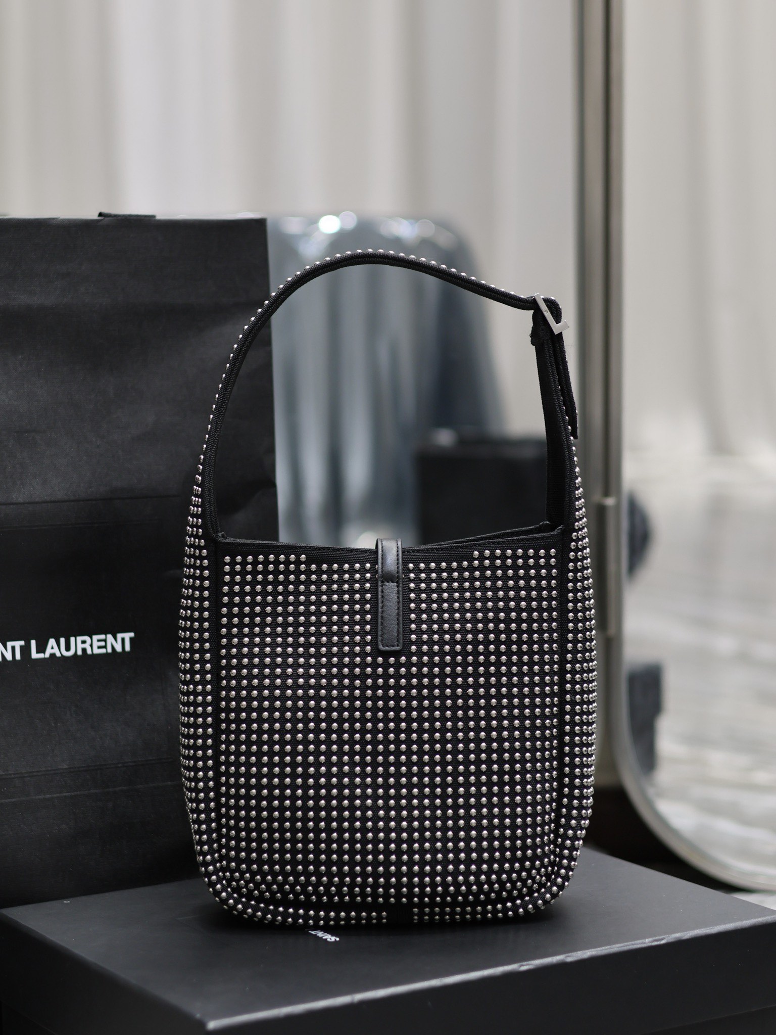 Handbags SAINT LAURENT 713938 size 23  22  8.5 cm - vstockx