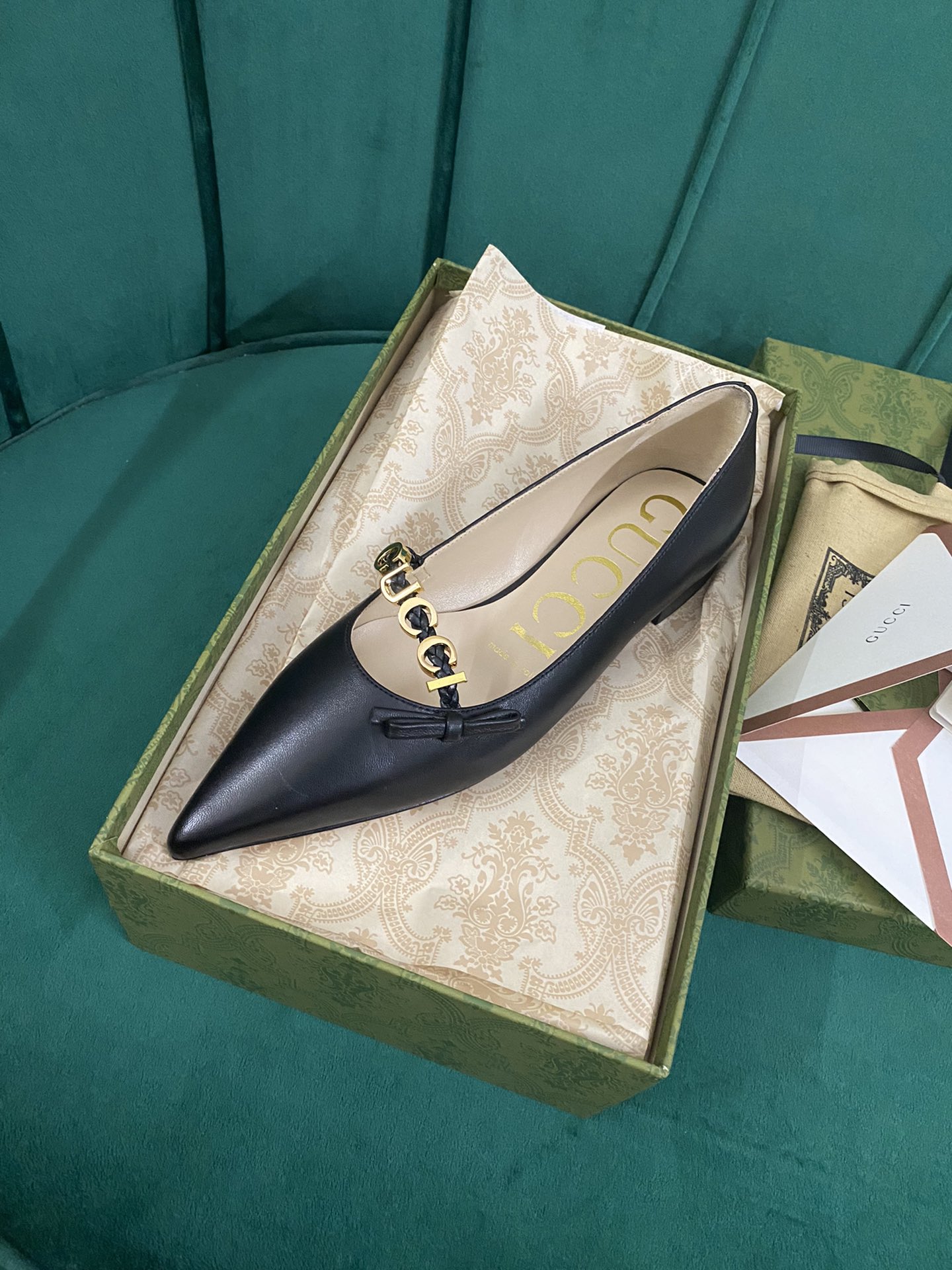 Gucci Women's pump with 'GUCCI' Women 10 - vstockx