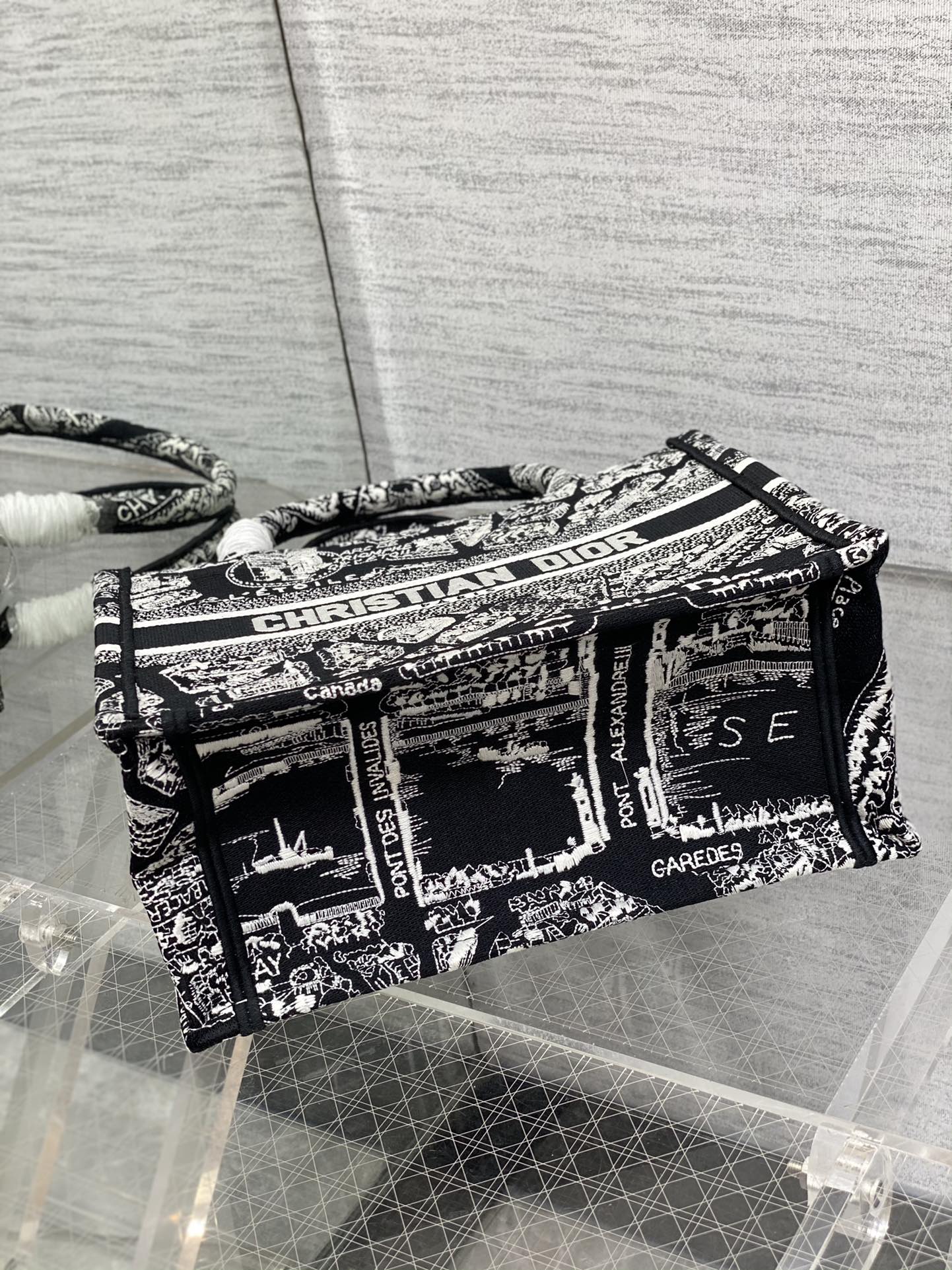 Handbag Dior size 26*8*22 cm - vstockx