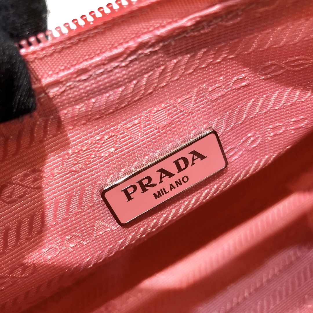 handbags prada Hobo 1NE515 Re-edition 2000 Size:22*17*6 - vstockx
