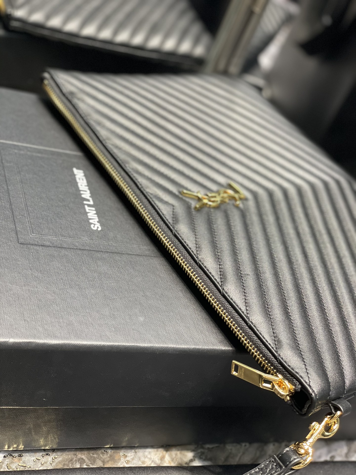 Handbags SAINT LAURENT 440222 size 36x24.5x2.5 cm - vstockx