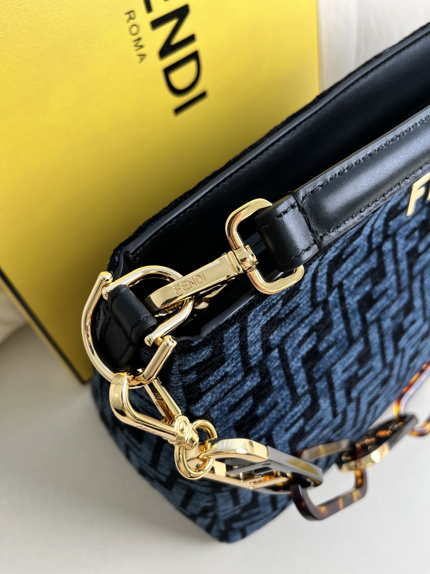 handbags FENDI 014 size:23.5*36*14cm - vstockx