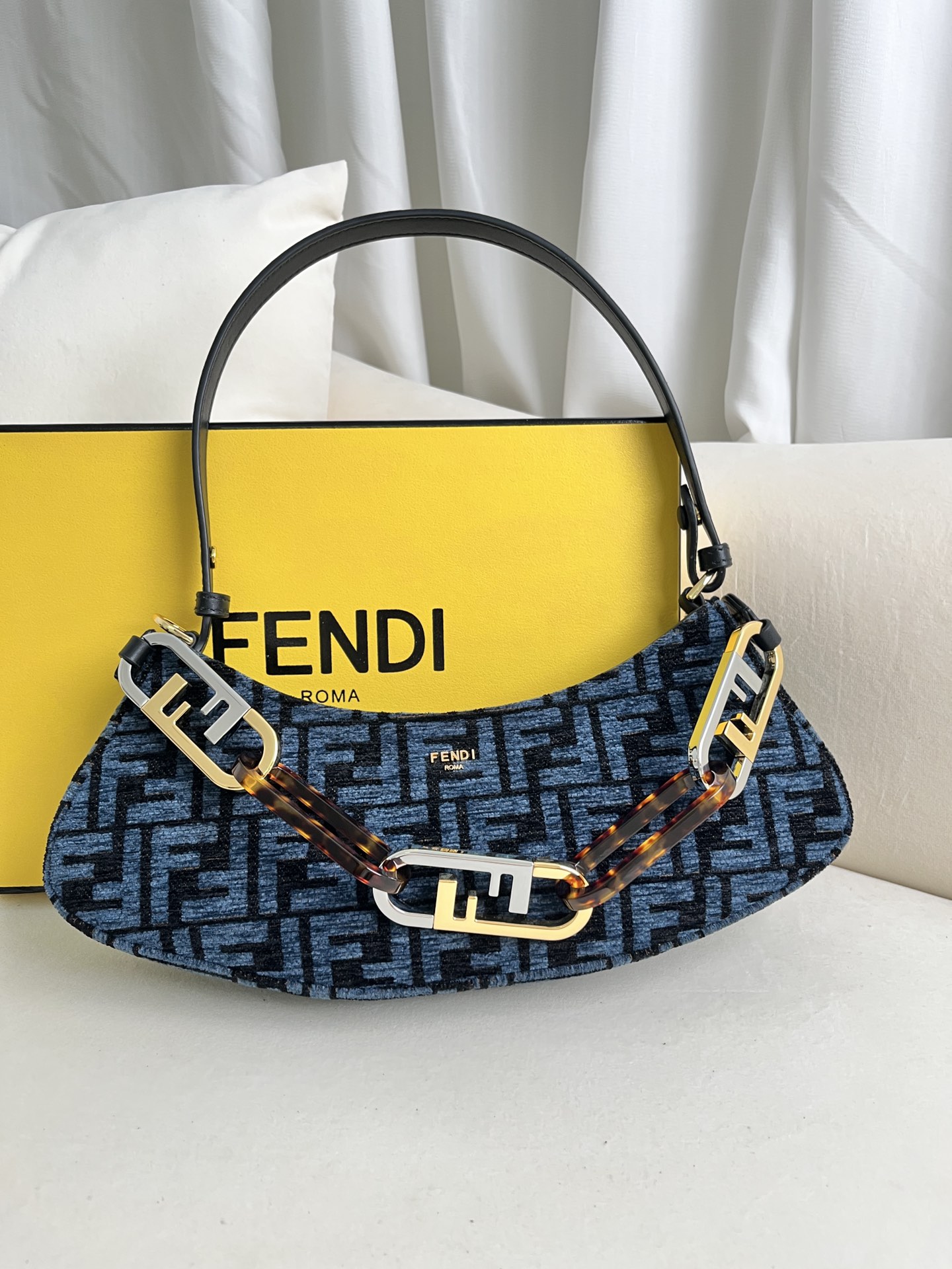 handbags FENDI 225 size:32*11*5cm - vstockx